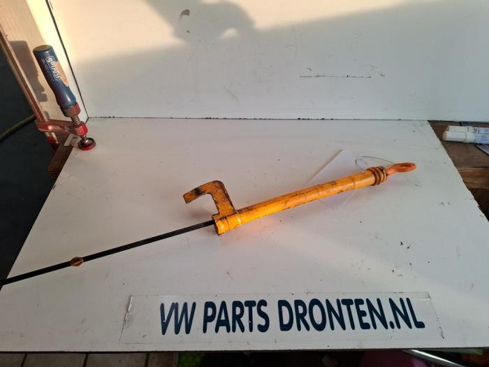 Gebruikte Olie Peilstok Volkswagen Caddy III (2KA,2KH,2CA,2CH) 2.0 SDI Prijs € 10,00 Margeregeling aangeboden door VW Parts Dronten