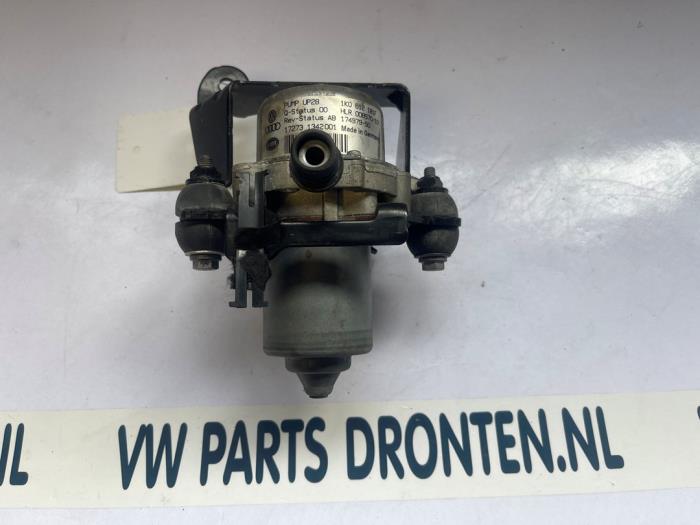 Usados Opvoerpomp Seat Arona (KJX) 1.0 TSI 12V Precio € 30,00 Norma de margen ofrecido por VW Parts Dronten
