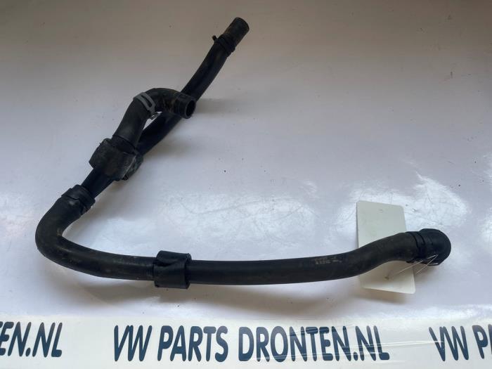 Gebruikte Koelwaterslang Seat Arona (KJX) 1.0 TSI 12V Prijs € 15,00 Margeregeling aangeboden door VW Parts Dronten