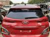 Achterklep van een Hyundai Kona (OS), 2017 / 2023 1.0 T-GDI 12V, SUV, Benzine, 998cc, 88kW (120pk), FWD, G3LC, 2017-07 / 2023-04, OSF5P11 2018