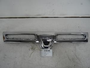 Gebruikte Bumper Rooster Dacia Duster Prijs € 25,00 Inclusief btw aangeboden door Collignon & Fils