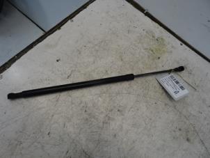 Gebruikte Kofferdekseldemper rechts-achter Mazda CX-3 Prijs € 20,00 Inclusief btw aangeboden door Collignon & Fils