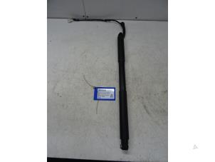 Gebruikte Kofferdekseldemper rechts-achter BMW 3-Serie Prijs € 99,99 Inclusief btw aangeboden door Collignon & Fils