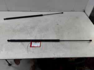 Gebruikte Kofferdekseldemper rechts-achter Renault Kangoo Prijs € 25,00 Inclusief btw aangeboden door Collignon & Fils