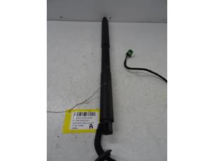 Gebruikte Kofferdekseldemper rechts-achter Mercedes GLE Prijs € 125,01 Inclusief btw aangeboden door Collignon & Fils