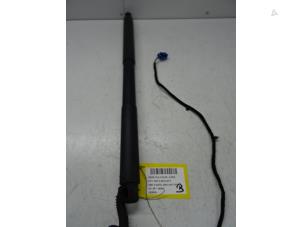 Gebruikte Kofferdekseldemper rechts-achter Mercedes GLE Prijs € 125,01 Inclusief btw aangeboden door Collignon & Fils