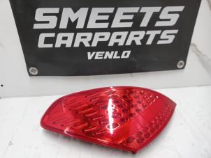 Gebruikte Achterlicht rechts Peugeot 307 CC (3B) 2.0 16V Prijs € 225,00 Margeregeling aangeboden door Smeets Autos Venlo