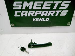 Gebruikte Portiergreep 2Deurs links Volkswagen Polo III (6N2) 1.4 16V 75 Prijs € 20,00 Margeregeling aangeboden door Smeets Autos Venlo