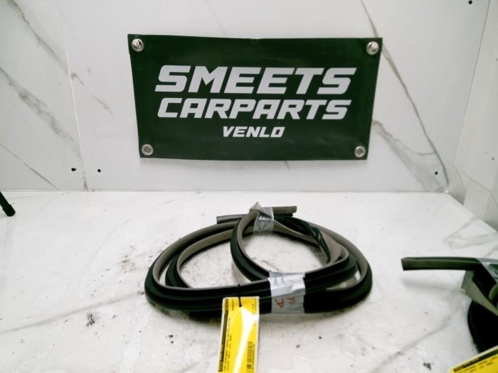 Portierrubber 4Deurs rechts-achter van een Toyota Yaris II (P9) 1.3 16V VVT-i 2006