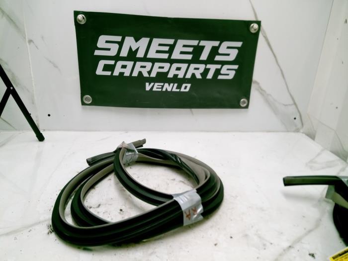 Portierrubber 4Deurs rechts-achter van een Toyota Yaris II (P9) 1.3 16V VVT-i 2006