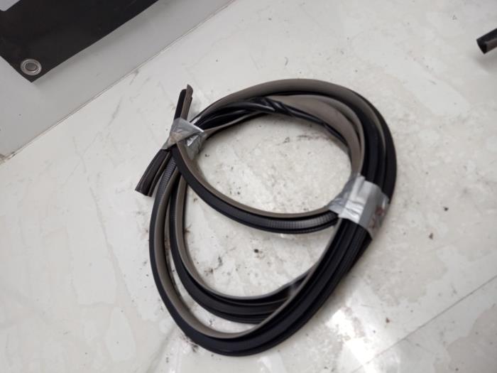 Portierrubber 4Deurs rechts-achter van een Toyota Yaris II (P9) 1.3 16V VVT-i 2006