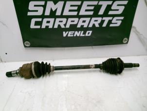 Gebruikte Aandrijfas links-voor Toyota Yaris II (P9) 1.3 16V VVT-i Prijs € 20,00 Margeregeling aangeboden door Smeets Autos Venlo