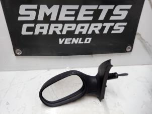 Gebruikte Spiegel Buiten links Renault Clio II (BB/CB) 1.4 Prijs € 24,99 Margeregeling aangeboden door Smeets Autos Venlo