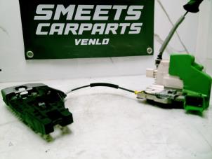 Gebruikte Deurslot Mechaniek 4Deurs links-voor Audi A1 Sportback (8XA/8XF) 1.2 TFSI Prijs € 19,99 Margeregeling aangeboden door Smeets Autos Venlo