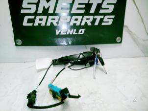 Gebruikte Portiergreep 2Deurs links Peugeot 307 CC (3B) 2.0 16V Prijs € 79,94 Margeregeling aangeboden door Smeets Autos Venlo