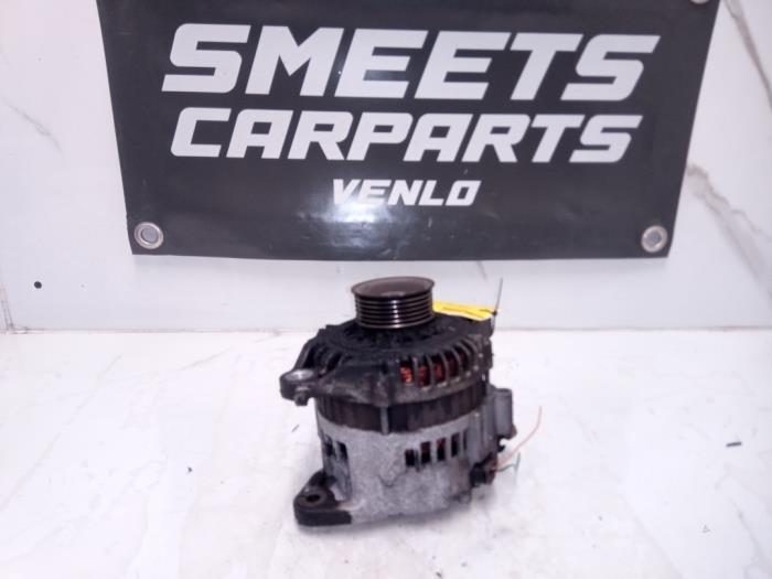Dynamo van een Nissan Almera Tino (V10M) 1.8 16V 2003