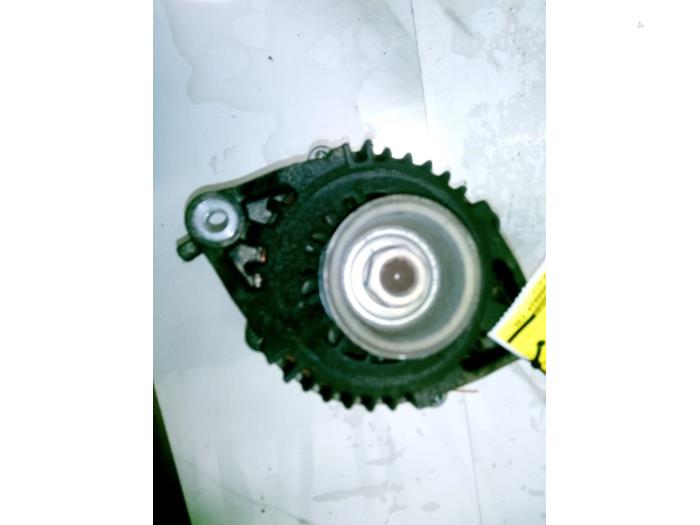 Dynamo van een Nissan Almera Tino (V10M) 1.8 16V 2003