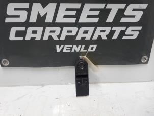 Gebruikte Ruit schakelaar elektrisch Opel Zafira (M75) 2.2 16V Direct Ecotec Prijs € 34,99 Margeregeling aangeboden door Smeets Autos Venlo