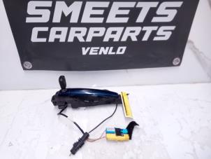 Gebruikte Portiergreep 2Deurs links Peugeot 307 CC (3B) 2.0 16V Prijs € 79,97 Margeregeling aangeboden door Smeets Autos Venlo