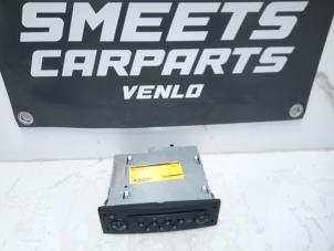 Gebruikte Radio CD Speler Renault Clio III (BR/CR) 1.6 16V Prijs € 74,99 Margeregeling aangeboden door Smeets Autos Venlo