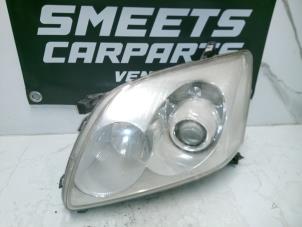 Gebruikte Koplamp links Toyota Avensis Wagon (T25/B1E) 1.8 16V VVT-i Prijs € 36,94 Margeregeling aangeboden door Smeets Autos Venlo