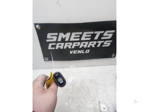 Gebruikte Ruit schakelaar elektrisch Opel Astra G (F08/48) 1.6 Prijs € 9,94 Margeregeling aangeboden door Smeets Autos Venlo