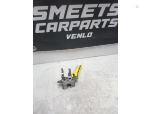 Gebruikte Slotvanger Achterklep Toyota Yaris (P1) 1.0 16V VVT-i Prijs € 19,94 Margeregeling aangeboden door Smeets Autos Venlo