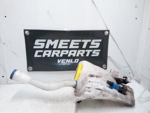Gebruikte Ruitensproeiertank voor Citroen DS5 (KD/KF) 2.0 165 HYbrid4 16V Prijs € 29,94 Margeregeling aangeboden door Smeets Autos Venlo