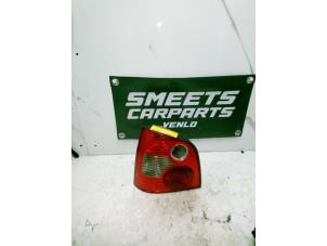 Gebruikte Achterlicht links Volkswagen Polo IV (9N1/2/3) 1.4 16V 75 Prijs € 29,99 Margeregeling aangeboden door Smeets Autos Venlo