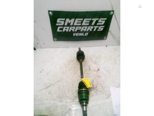 Gebruikte Aandrijfas links-voor Toyota Yaris (P1) 1.0 16V VVT-i Prijs € 9,94 Margeregeling aangeboden door Smeets Autos Venlo