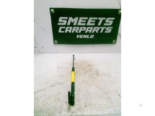 Gebruikte Gasdemper rechts-achter Toyota Yaris (P1) 1.4 D-4D Prijs € 9,99 Margeregeling aangeboden door Smeets Autos Venlo