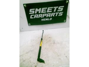 Gebruikte Gasdemper links-achter Toyota Yaris (P1) 1.4 D-4D Prijs € 9,99 Margeregeling aangeboden door Smeets Autos Venlo