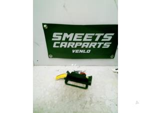 Gebruikte Display Interieur Renault Clio II (BB/CB) 1.2 Prijs € 14,99 Margeregeling aangeboden door Smeets Autos Venlo