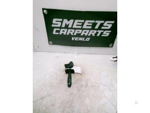 Gebruikte Ruitenwis Schakelaar Renault Clio II (BB/CB) 1.2 Prijs € 19,99 Margeregeling aangeboden door Smeets Autos Venlo