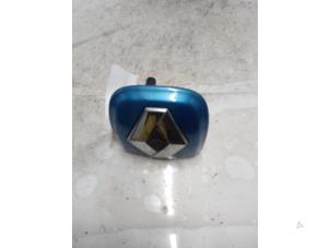 Gebruikte Achterklep Handgreep Renault Clio II (BB/CB) 1.2 Prijs € 29,99 Margeregeling aangeboden door Smeets Autos Venlo