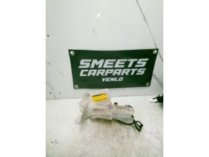 Gebruikte Ruitensproeiertank voor Daihatsu Cuore (L251/271/276) 1.0 12V DVVT Prijs € 29,99 Margeregeling aangeboden door Smeets Autos Venlo