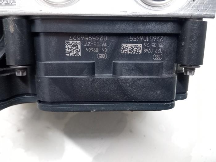 Gebruikte ABS Pomp Renault Clio IV (5R) 0.9 Energy TCE 90 12V Prijs € 24,94 Margeregeling aangeboden door Smeets Autos Venlo