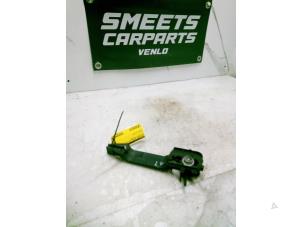 Gebruikte Portiergreep 4Deurs links-voor Ford Fusion 1.4 16V Prijs € 12,50 Margeregeling aangeboden door Smeets Autos Venlo