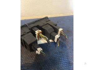 Gebruikte Schakelaar Spiegel Mitsubishi Carisma 1.6i 16V Prijs € 19,99 Margeregeling aangeboden door Smeets Autos Venlo