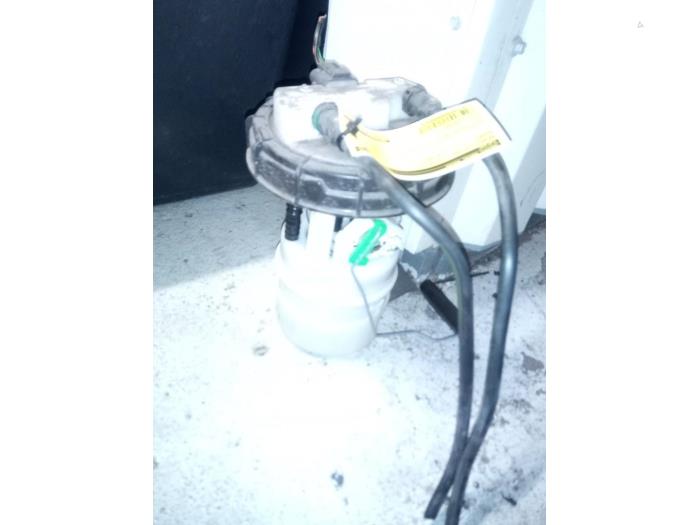 Gebruikte Tank element Pomp Renault Clio IV (5R) 0.9 Energy TCE 90 12V Prijs € 17,94 Margeregeling aangeboden door Smeets Autos Venlo