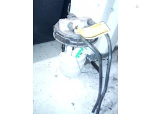 Gebruikte Tank element Pomp Renault Clio IV (5R) 0.9 Energy TCE 90 12V Prijs € 17,94 Margeregeling aangeboden door Smeets Autos Venlo