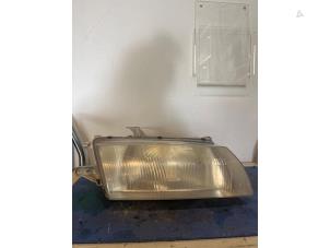 Gebruikte Rechter Koplamp Mazda 323 P (BA15) 1.3i 16V Prijs € 25,00 Margeregeling aangeboden door Smeets Autos Venlo