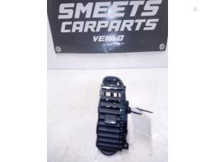 Gebruikte Luchtrooster Dashboard Nissan Note (E11) 1.4 16V Prijs € 9,94 Margeregeling aangeboden door Smeets Autos Venlo