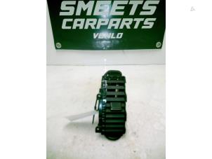 Gebruikte Luchtrooster Dashboard Nissan Note (E11) 1.4 16V Prijs € 9,94 Margeregeling aangeboden door Smeets Autos Venlo