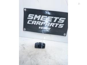 Gebruikte Hoogteregelaar schakelaar Toyota Yaris (P1) 1.3 16V VVT-i Prijs € 24,99 Margeregeling aangeboden door Smeets Autos Venlo