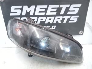 Gebruikte Koplamp rechts Opel Omega B Caravan (21/22/23) 2.2 16V Prijs € 34,94 Margeregeling aangeboden door Smeets Autos Venlo