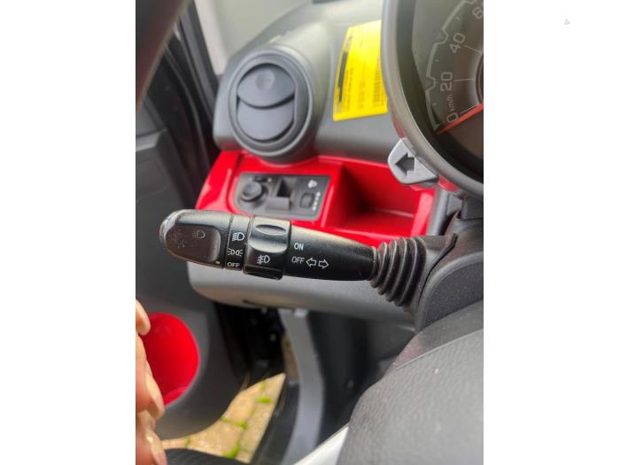 Richtingaanwijzer Schakelaar van een Chevrolet Spark (M300) 1.2 16V 2010