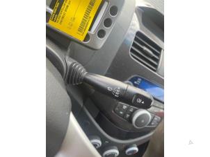 Gebruikte Ruitenwis Schakelaar Chevrolet Spark (M300) 1.2 16V Prijs € 9,98 Margeregeling aangeboden door Smeets Autos Venlo