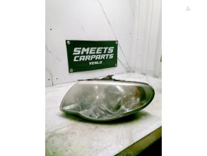 Gebruikte Linker Koplamp Chrysler Voyager/Grand Voyager (RG/RS) 2.8 CRD 16V Autom. Prijs € 74,99 Margeregeling aangeboden door Smeets Autos Venlo