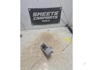 Gebruikte Schakelaar Licht Opel Astra H (L48) 1.8 16V Prijs € 9,94 Margeregeling aangeboden door Smeets Autos Venlo